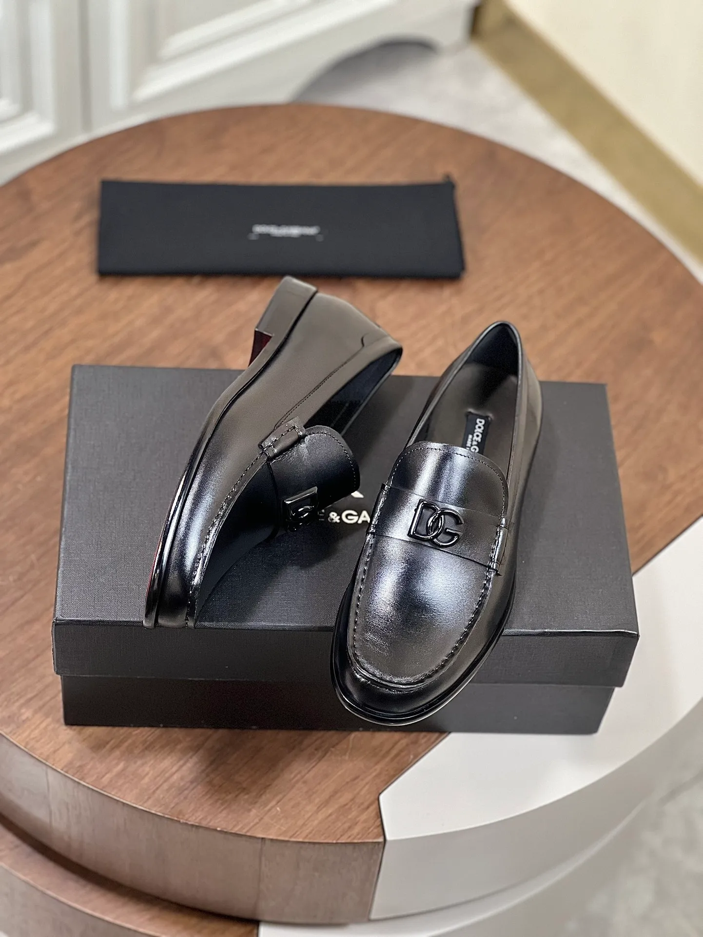 Factory price: 960💰••New product••Dolce&Gabb*_Dg high-end men's formal shoes and casual leather shoes. First-layer cowhide upper imported from Italy. You can see the leather texture at a glance. Breathable calfskin lining. High-end and luxurious leather outsole. Unique style. Finely crafted details! Size: 39-44 (38.45.46 customized)